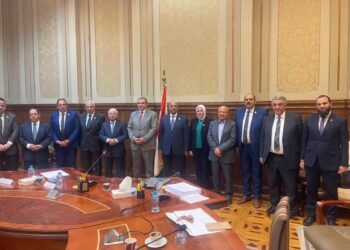 “فصل العامل” بيد المحكمة فقط بعد الموافقة علي قانون العمل