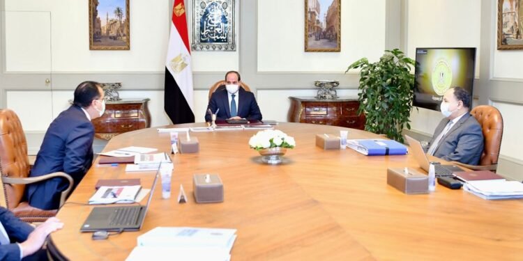 الرئيس يوجه برفع الحد الأدنى للأجور لـ 2700 جنيه وإقرار علاوتين