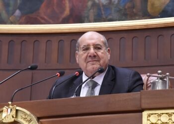 للعامل .. اقرأ قانون العمل الجديد ومقارنة مع القديم