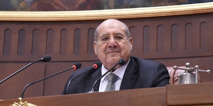 للعامل .. اقرأ قانون العمل الجديد ومقارنة مع القديم