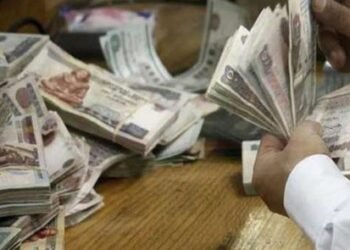 هل يلتزم القطاع الخاص بتطبيق 2700 جنيه حد أدني للأجور؟ شاهد الإجابة