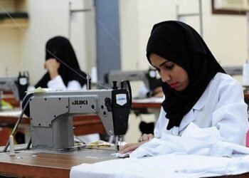 بالقانون: للعاملة الحق في إجازة عامين لرعاية الطفل بدون اجر