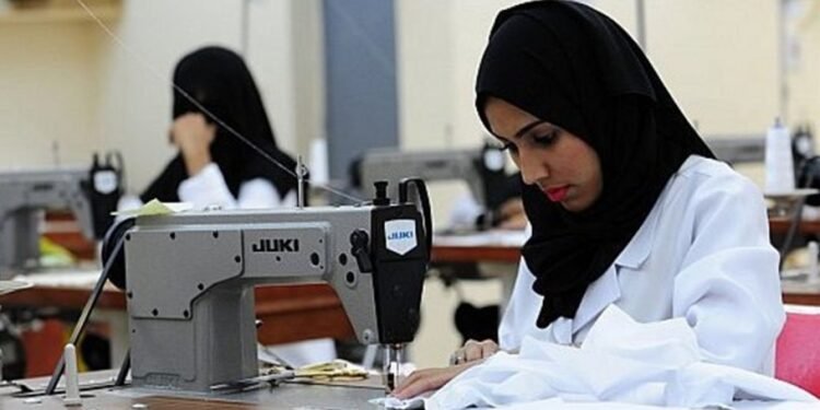 بالقانون: للعاملة الحق في إجازة عامين لرعاية الطفل بدون اجر