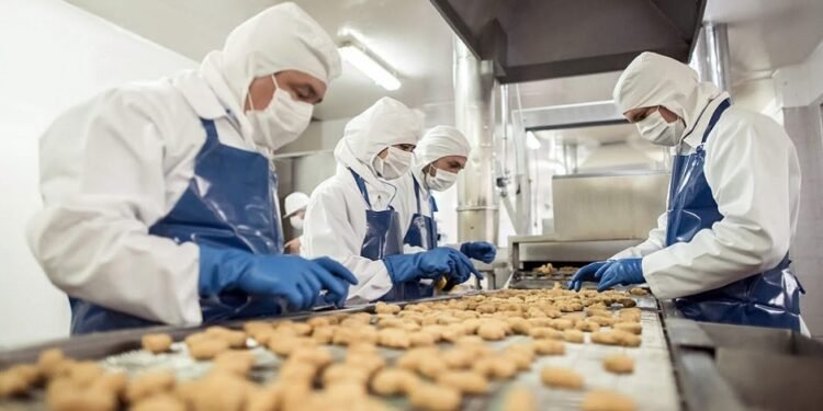 كيف حدد القانون الجديد للعمل أجر العامل؟ المادة 84 تُجيب