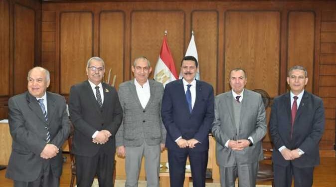 الدكتور أحمد أبواليزيد يشارك في مناقشة رسالة ماجستير بجامعة كفر الشيخ