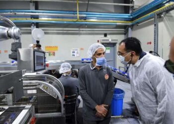 رئيس الحكومة خلال جولة: العامل المصري صامد وناجح بكل مواقع العمل