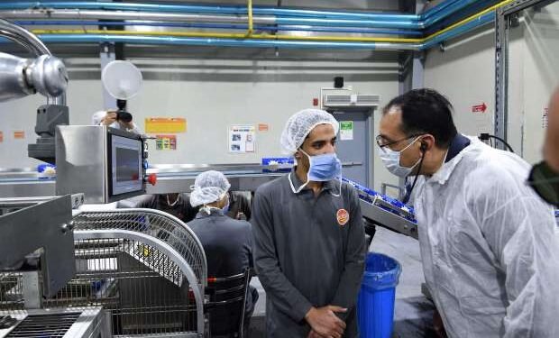 رئيس الحكومة خلال جولة: العامل المصري صامد وناجح بكل مواقع العمل