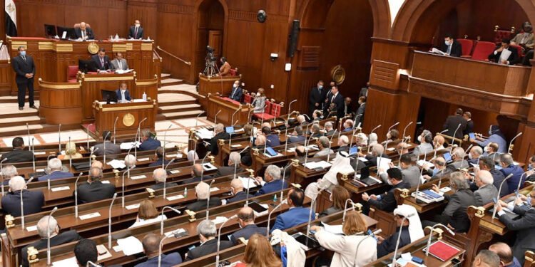 8 حالات تؤدي لفصل العامل بالقانون الجديد .. أبرزها تعاطي المخدرات