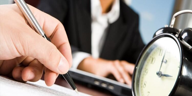 هل العمل لمدة 8 ساعات فعال أم يؤذي العقل؟ دراسة حديثة تجيب