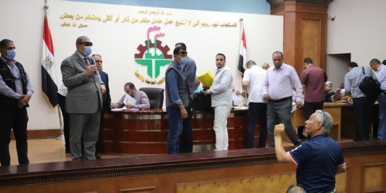 وزير القوي العاملة يتفقد قبول طلبات الترشح لانتخابات مجالس إدارة 29 نقابة عامة