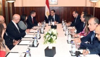 رئيس الحكومة يجتمع مع مسئولي شركة “كوكاكولا هيلينيك” علي هامش قمة المناخ