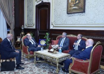 وزير القوي العاملة يلتقي رئيس الشيوخ بحضور النائبين خالد عيش وعبدالخالق عياد والامين العام للمجلس