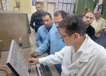 الدكتور أحمد أبو اليزيد يتفقد خطوط الإنتاج فجرًا للاطمئنان علي انتظام العمل ويشكر العمال علي مجهودهم