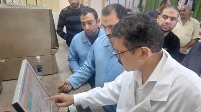 الدكتور أحمد أبو اليزيد يتفقد خطوط الإنتاج فجرًا للاطمئنان علي انتظام العمل ويشكر العمال علي مجهودهم