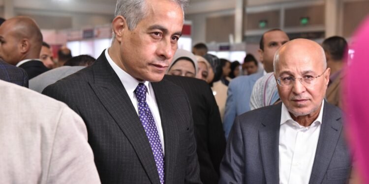 وزير العمل يفتتح ملتقى توظيف يوفر 10 آلاف ويُسلم عقود لذوي همم