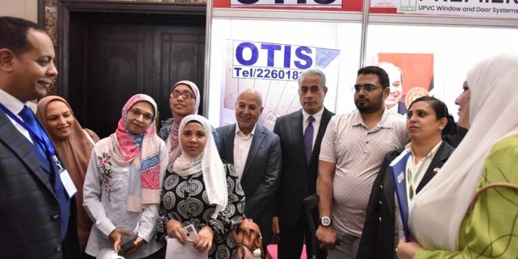 وزير العمل يفتتح ملتقى توظيف يوفر 10 آلاف ويُسلم عقود لذوي همم