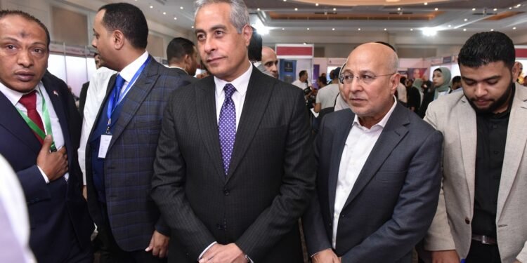 وزير العمل يفتتح ملتقى توظيف يوفر 10 آلاف ويُسلم عقود لذوي همم