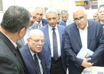 اللواء عصام البديوي يلتقي عمال وقيادات شركة السكر خلال جولات ميدانية