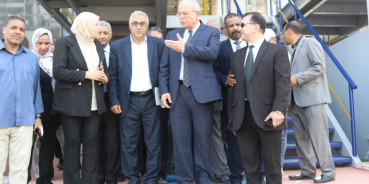 اللواء عصام البديوي يلتقي عمال وقيادات شركة السكر خلال جولات ميدانية