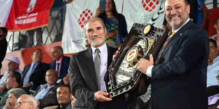 هاني أمان يسلم درع بطولة الجمهورية للشركات الى رئيس الاتحاد الرياضي للشركات خلال فعاليات افتتاح البطولة الـ ٥٦