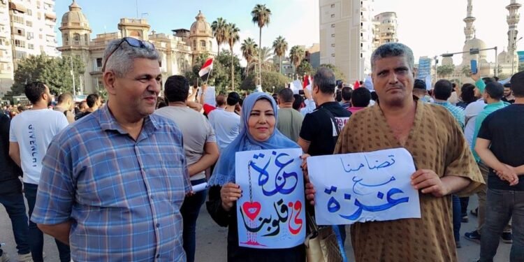 مسيرات عمال “الصناعات الغذائية” بالمحافظات تعكس دعمهم للقضية الفلسطينية وتفويض الرئيس لحماية الامن القومي