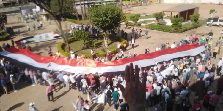 مسيرات عمال “الصناعات الغذائية” بالمحافظات تعكس دعمهم للقضية الفلسطينية وتفويض الرئيس لحماية الامن القومي