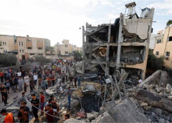 إسرائيل تمنع الحياة عن 2.2 مليون شخص بغزة وتحاول الإفلات من العدل الدولية