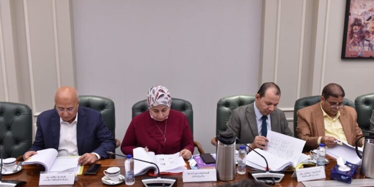 النائب خالد عيش يشهد اجتماع صندوق إعانة الطواريء للعمال بوزارة العمل