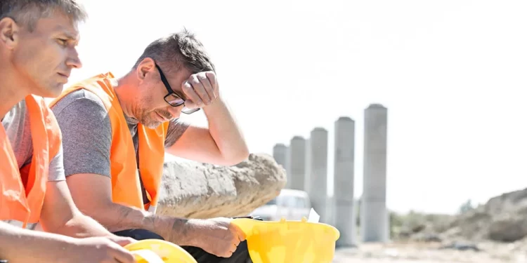 نصائح هامة للعمال لتجنب المخاطر الصحية بسبب الحرارة الشديدة